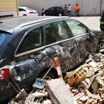 Crolla un muro a Catanzaro, travolte due auto - VIDEO