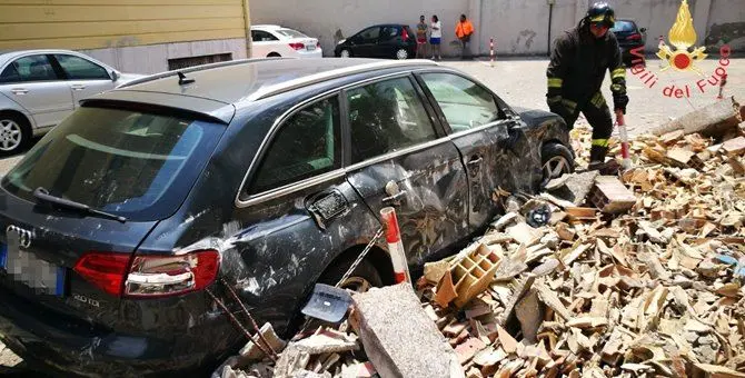 Crolla un muro a Catanzaro, travolte due auto - VIDEO