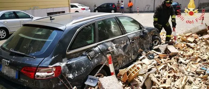 Crolla un muro a Catanzaro, travolte due auto - VIDEO