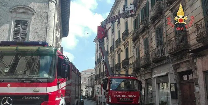 Catanzaro, crollano intonaci su corso Mazzini: nessun ferito