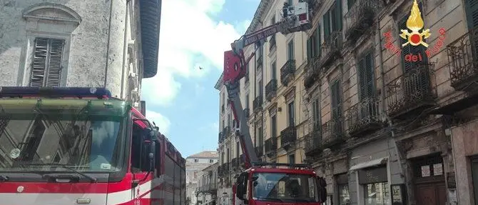 Catanzaro, crollano intonaci su corso Mazzini: nessun ferito