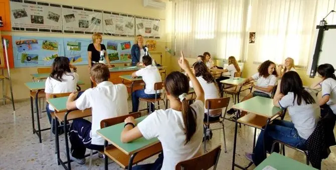 Sorteggio delle sezioni in una scuola di Catanzaro, arrivano i carabinieri