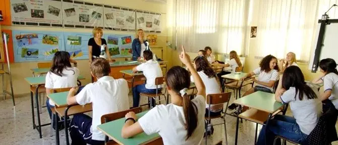 Sorteggio delle sezioni in una scuola di Catanzaro, arrivano i carabinieri