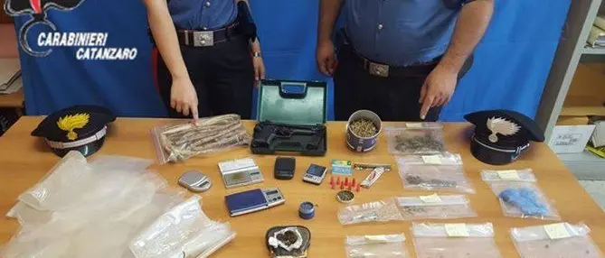 Centro di spaccio di marijuana a Sellia Marina, in manette un 34enne