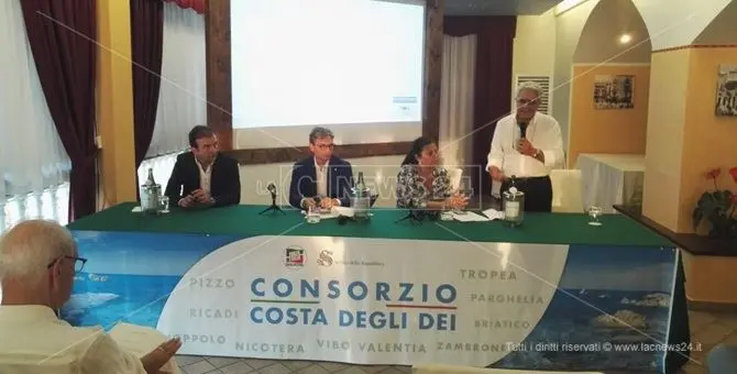 Un consorzio di comuni per rilanciare la Costa degli Dei, la proposta di Mangialavori