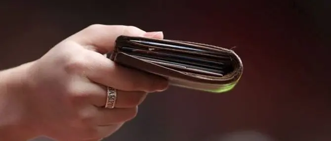 Perde soldi e documenti, ma il paese si mobilita per restituirglieli