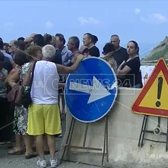 Strada del mare di Joppolo, la popolazione insorge: «Vergogna!»