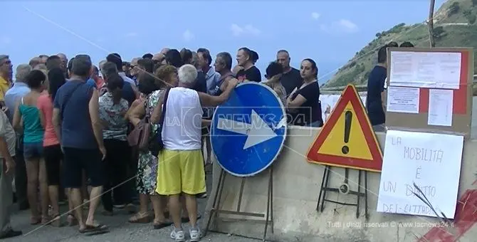 Strada del mare di Joppolo, la popolazione insorge: «Vergogna!»