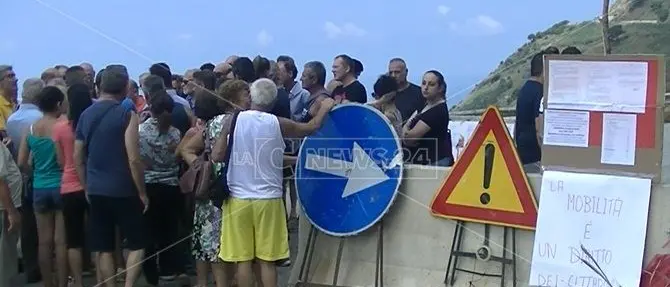 Strada del mare di Joppolo, la popolazione insorge: «Vergogna!»