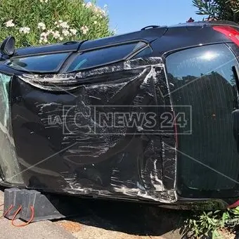 Rende, spettacolare carambola sulla 107: auto si ribalta