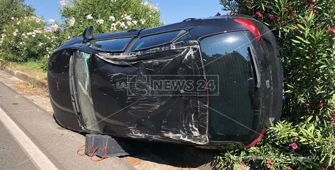 Rende, spettacolare carambola sulla 107: auto si ribalta