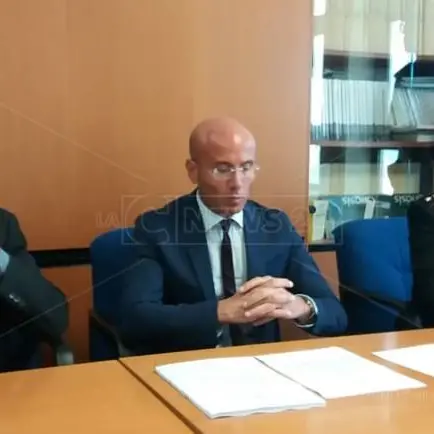 La truffa nelle case popolari e i soldi comunali spesi per bonificare gli uffici dalle microspie