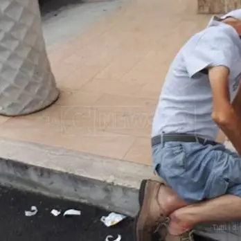 “Little Tony” si sta spegnendo su un marciapiede. «Nessuno rimanga indifferente»