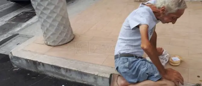 “Little Tony” si sta spegnendo su un marciapiede. «Nessuno rimanga indifferente»