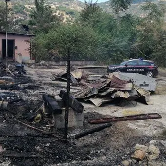 Violento incendio a Montepaone distrugge baracca