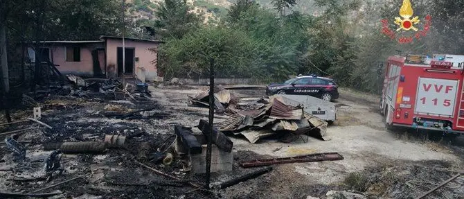 Violento incendio a Montepaone distrugge baracca