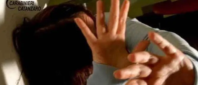 Picchia la moglie e minaccia di accoltellarla, arrestato 36enne