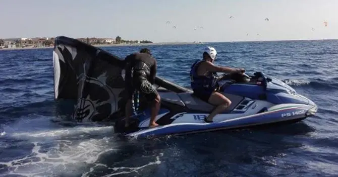 Giovane kitesurfer soccorso al largo di Pellaro