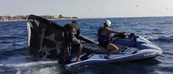 Giovane kitesurfer soccorso al largo di Pellaro