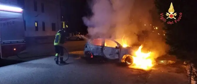Auto in fiamme nella notte a Badolato