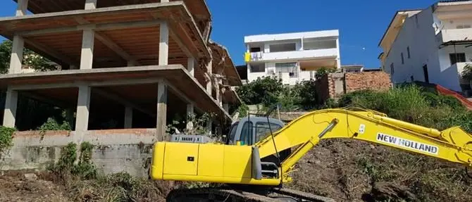 Abbattuto ecomostro nel Crotonese dopo 23 anni dall’ordine di demolizione