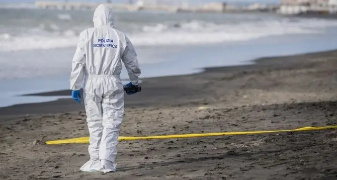 Orrore in spiaggia, rinvenuto un piede umano