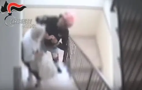 Rompe dito ad un'anziana per rubarle la fede: arrestato - VIDEO