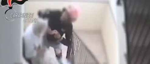 Rompe dito ad un'anziana per rubarle la fede: arrestato - VIDEO