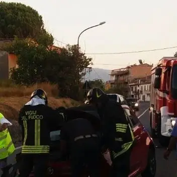 Incidente sulla statale 106, coinvolte due auto