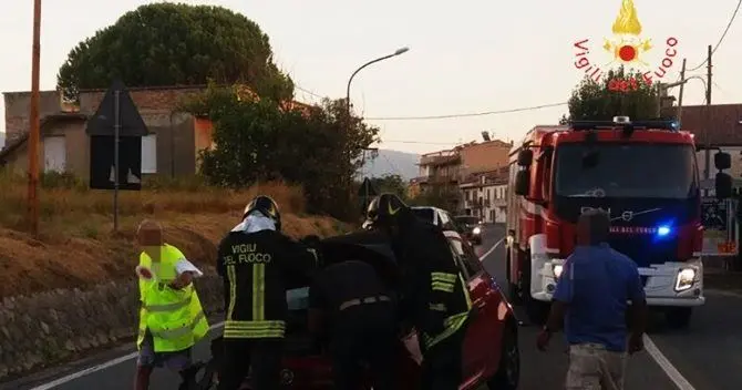 Incidente sulla statale 106, coinvolte due auto