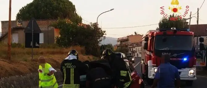 Incidente sulla statale 106, coinvolte due auto