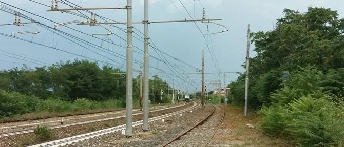 Giovane travolto e ucciso da un treno a Gizzeria Lido