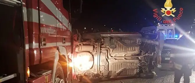 Catanzaro, si ribaltano con l'automobile: ferita un'intera famiglia