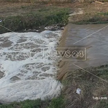 Quello strano colore marrone del fiume Crati -VIDEO