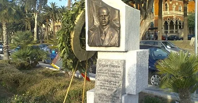 Reggio, imbrattata e ripulita la stele in memoria del senatore Ciccio Franco