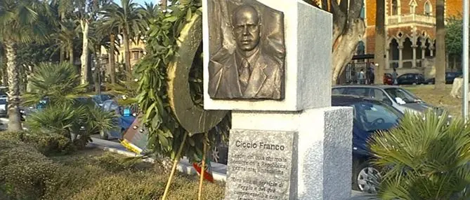 Reggio, imbrattata e ripulita la stele in memoria del senatore Ciccio Franco