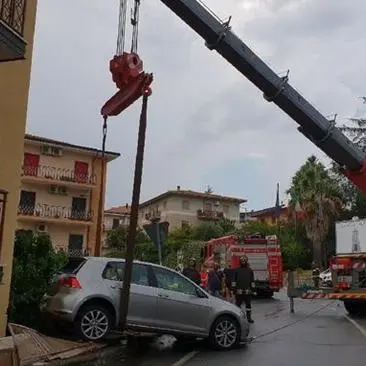 Auto rischia di precipitare nel cortile di un edificio a Castrolibero
