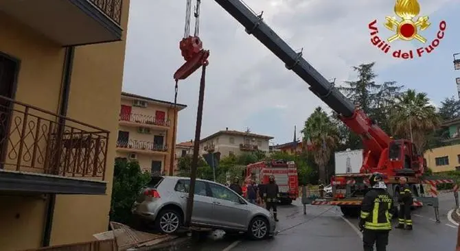 Auto rischia di precipitare nel cortile di un edificio a Castrolibero