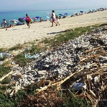 Rifiuti e degrado in spiaggia, turisti esasperati a Vibo Marina