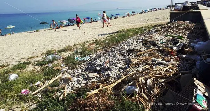 Rifiuti e degrado in spiaggia, turisti esasperati a Vibo Marina