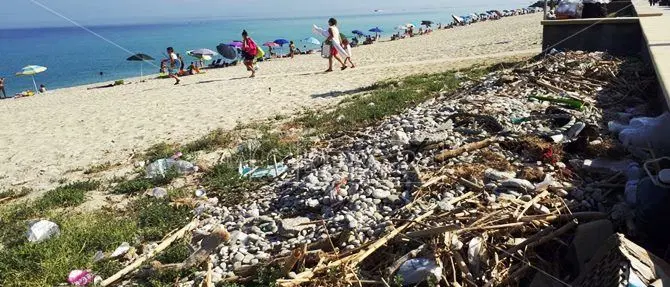 Rifiuti e degrado in spiaggia, turisti esasperati a Vibo Marina
