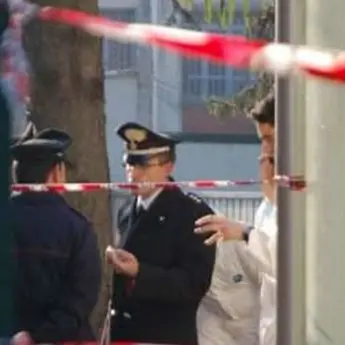 Si impicca dopo aver strangolato la moglie, la figlia scopre i corpi