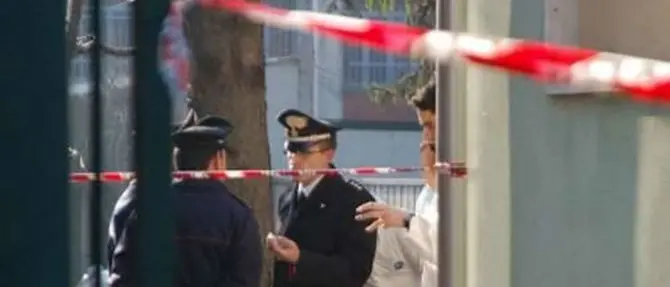 Si impicca dopo aver strangolato la moglie, la figlia scopre i corpi