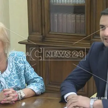 Il sottosegretario agli Interni Sibilia in visita alla Prefettura di Cosenza: «Vorrei un esercito culturale»