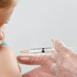 Vaccini, dirigenti scolastici rassegnati al caos. «Classi separate per bimbi più deboli? Idiozia»