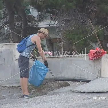 Torremezzo, si lavora all'alba per pulire la spiaggia - VIDEO