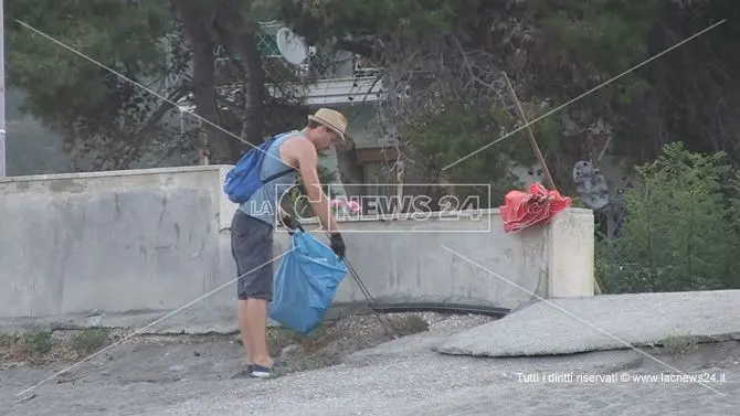 Torremezzo, si lavora all'alba per pulire la spiaggia - VIDEO