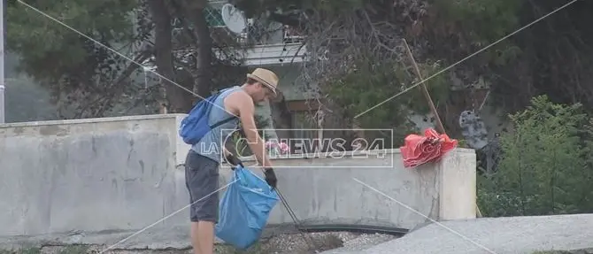 Torremezzo, si lavora all'alba per pulire la spiaggia - VIDEO