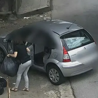 Gettano rifiuti in strada, multa da 450 euro - VIDEO