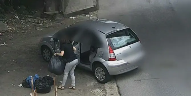 Gettano rifiuti in strada, multa da 450 euro - VIDEO